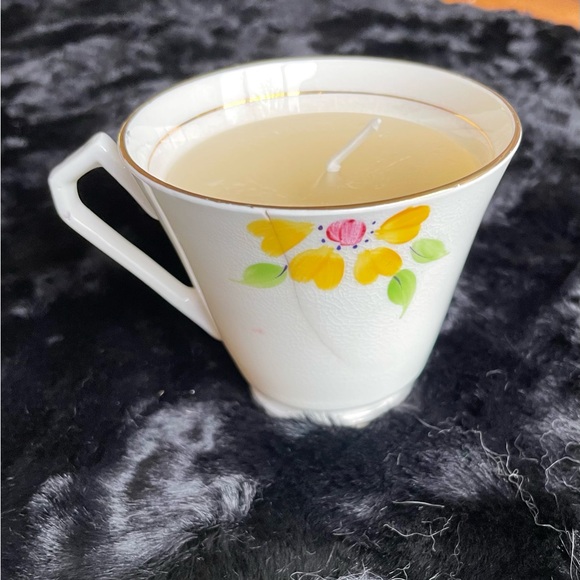 💠 Teacup and saucer hand poured lavender and rose essential oil candle. - Picture 16 of 16
